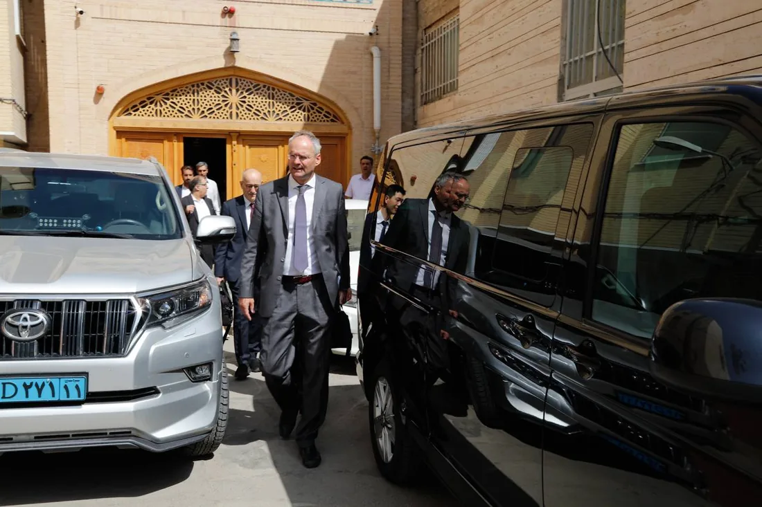 Diplomatic arrivals at the congress venue